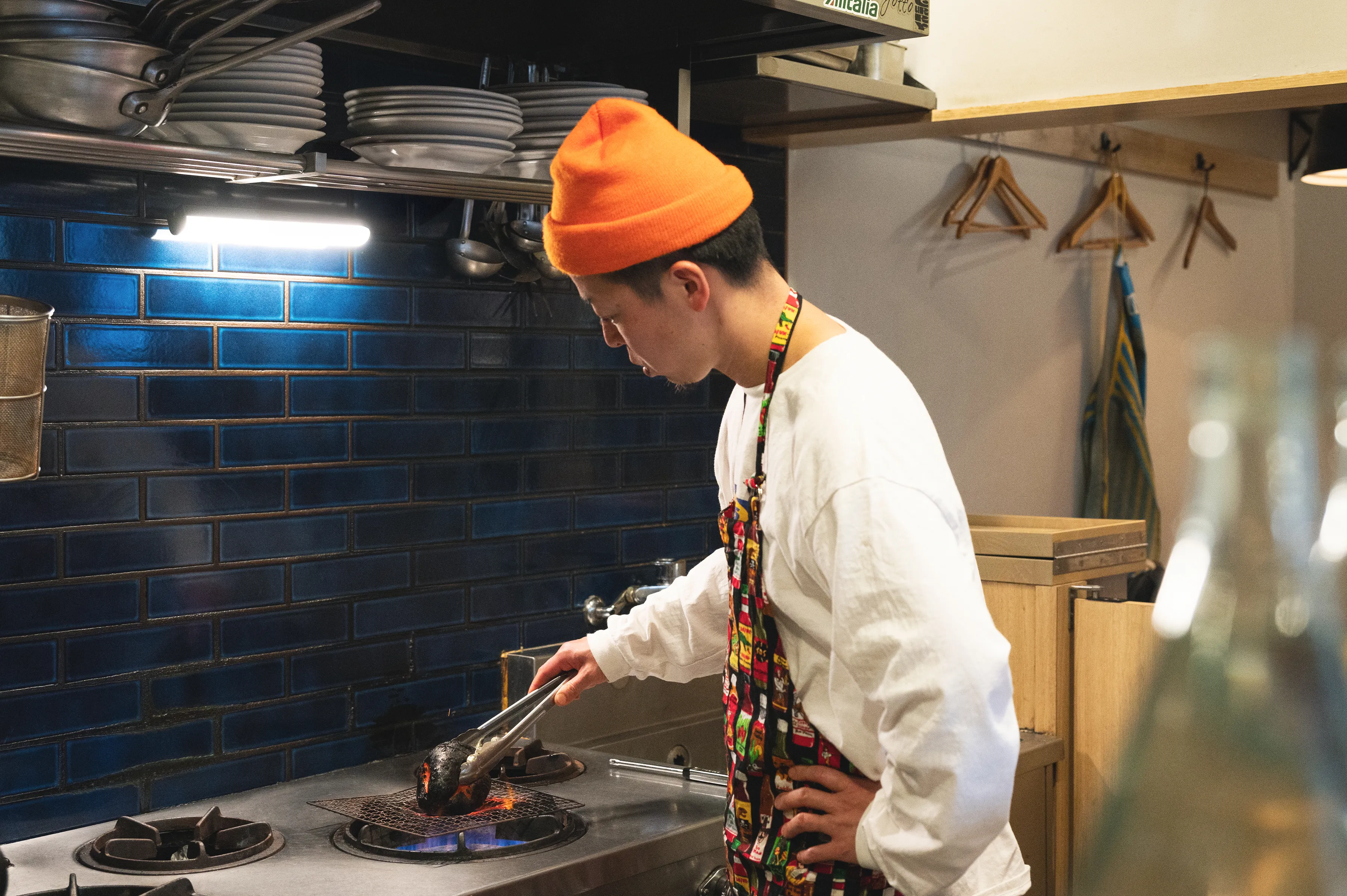 デュカを料理する小林隆一シェフ