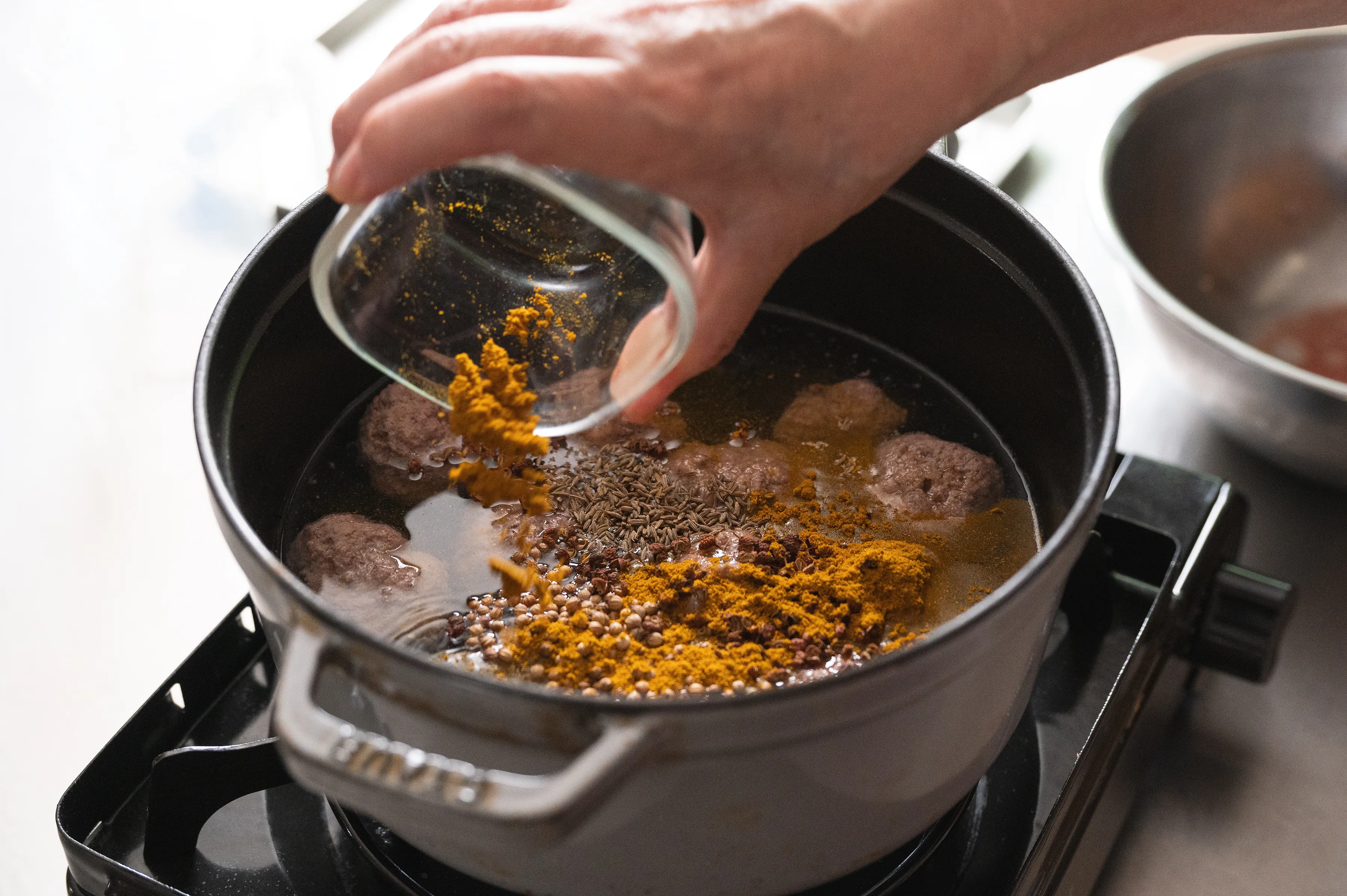 chiobenのスパイスを手にする山本千織さん