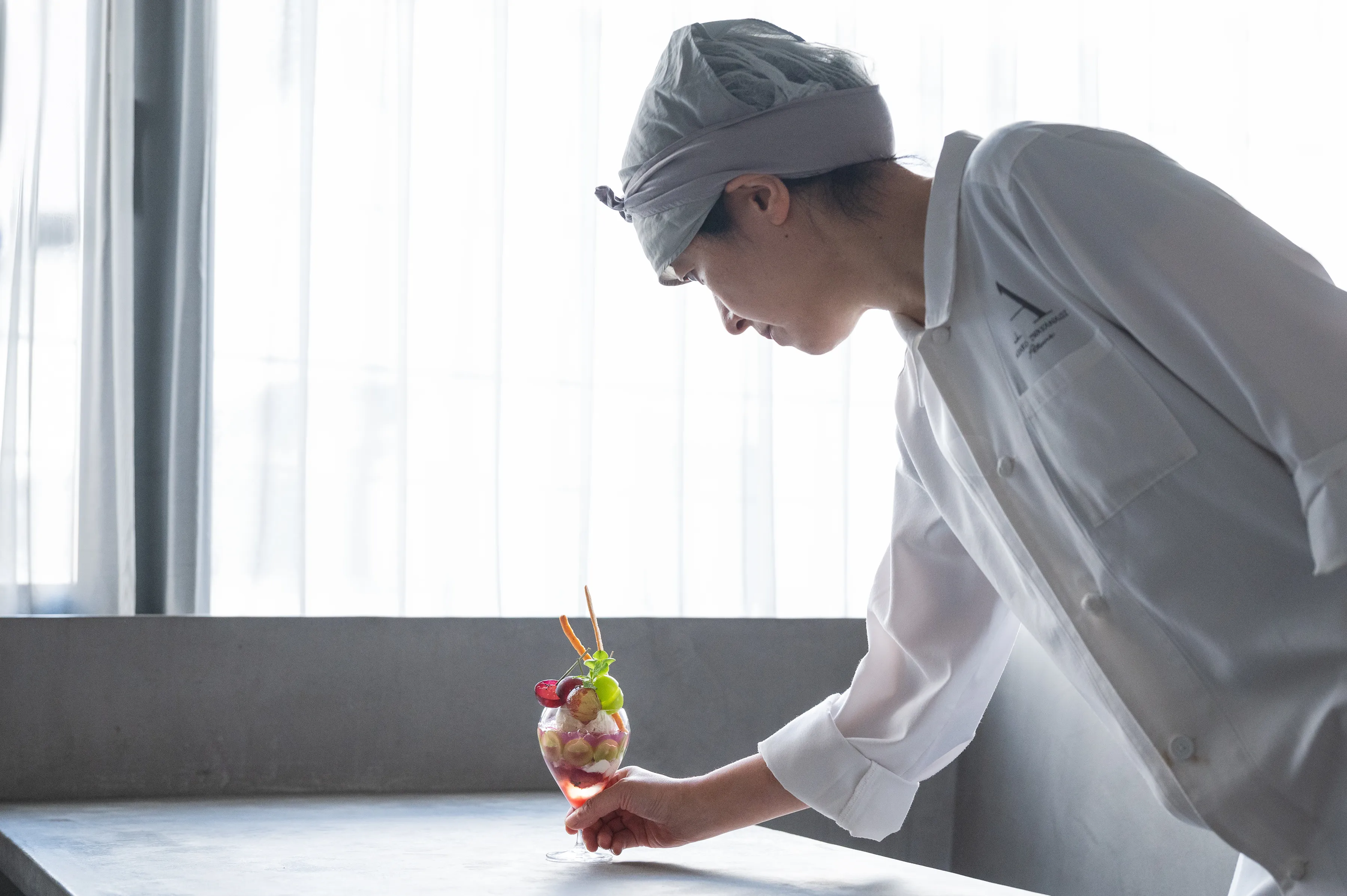 スパイス香る葡萄のパフェの盛り付け