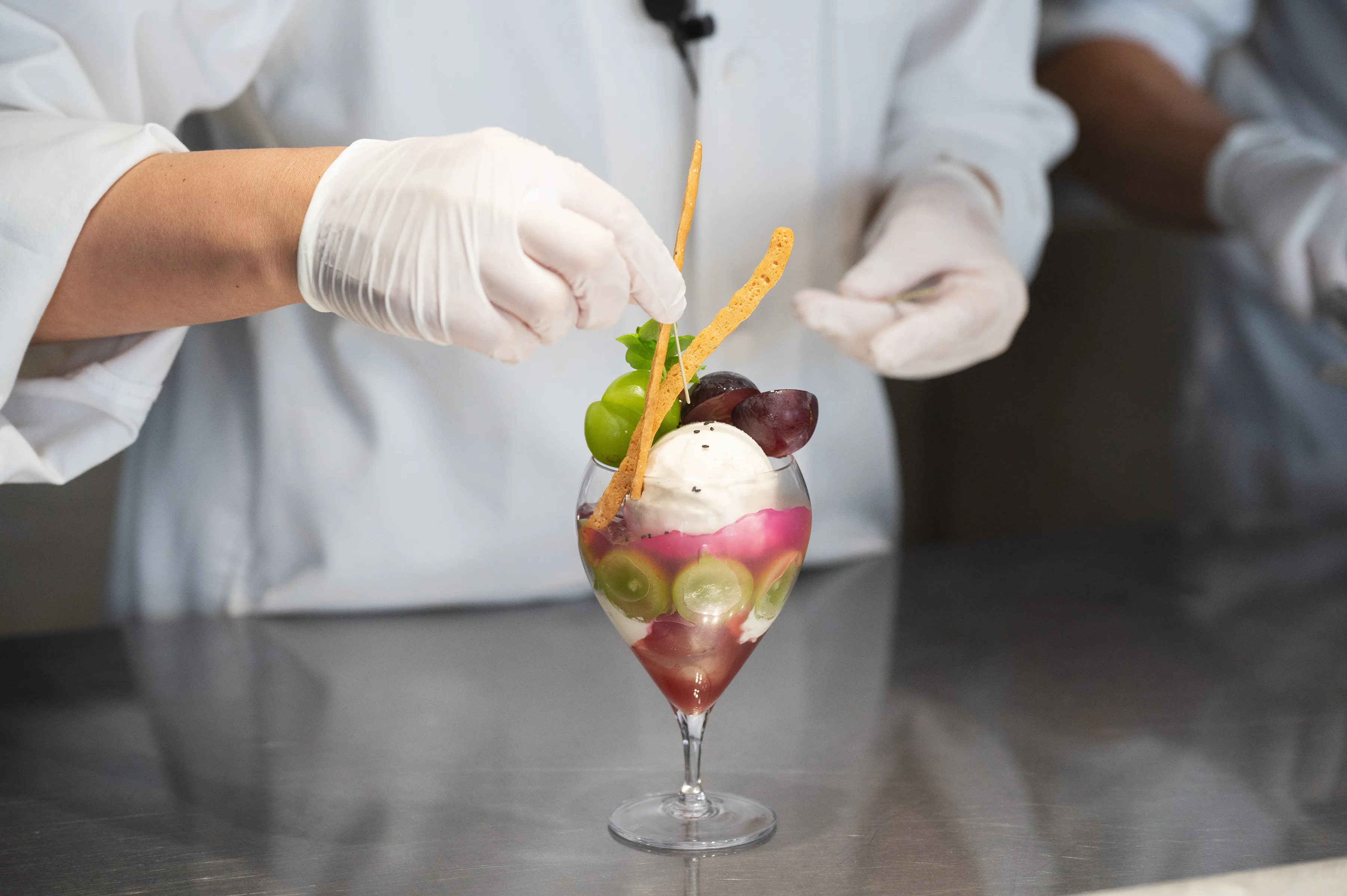 岩柳麻子シェフとパフェ作りの様子