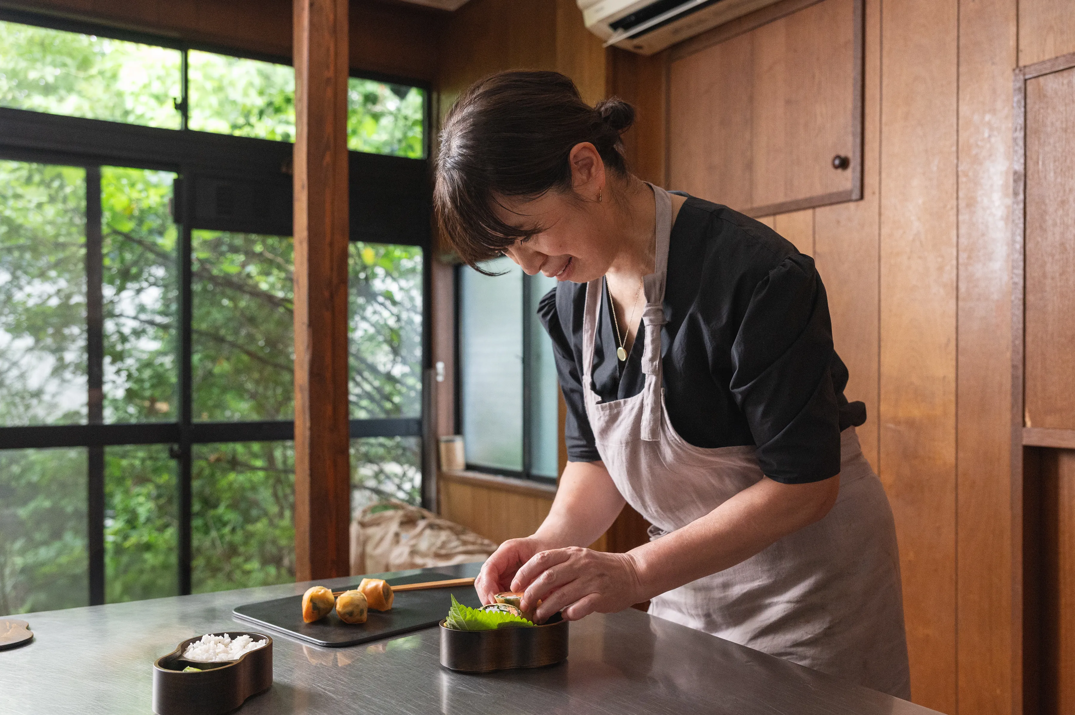 サーモンと長芋のハーブ春巻きの盛り付け