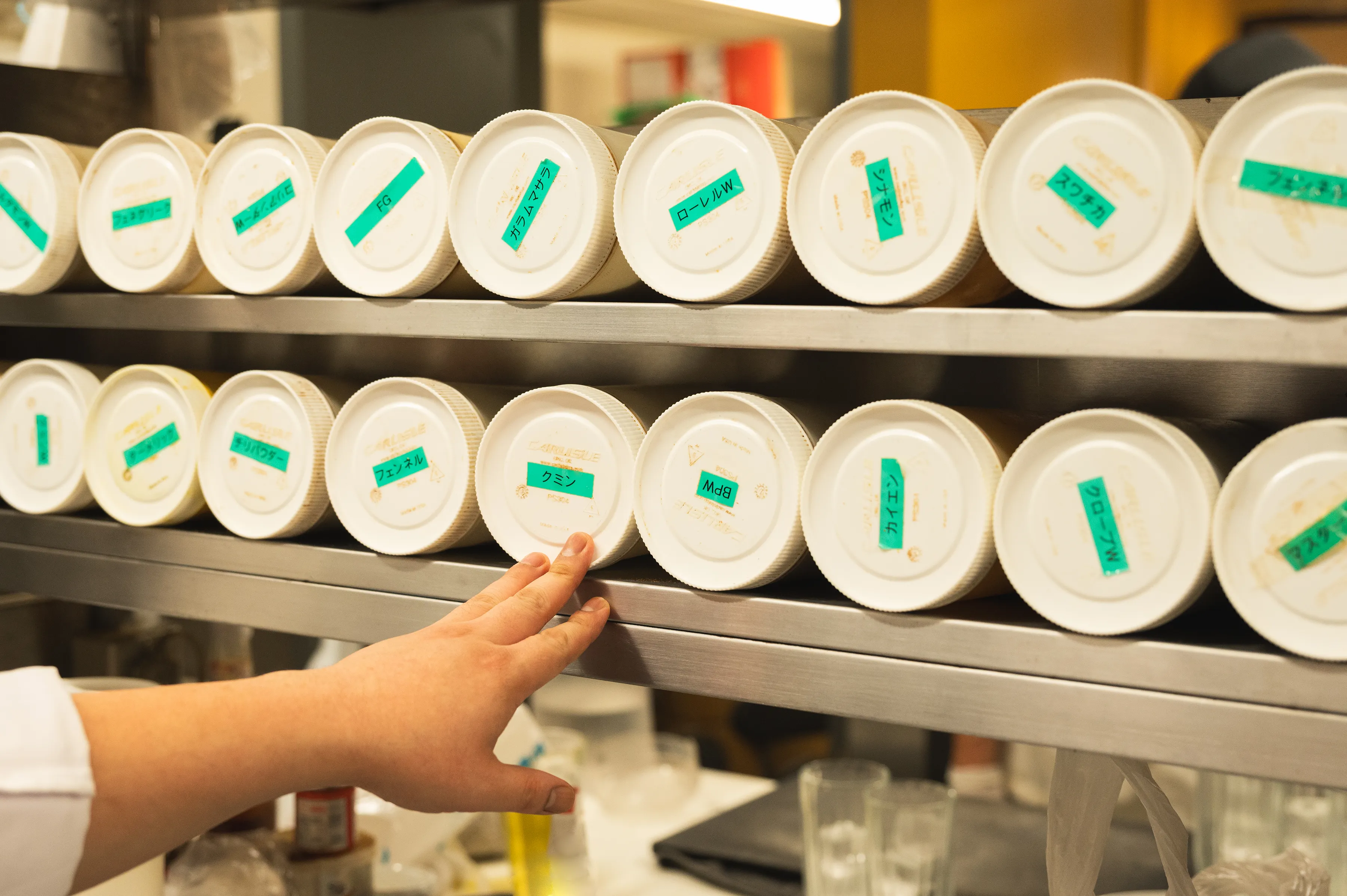 DELHIのスパイス保管棚