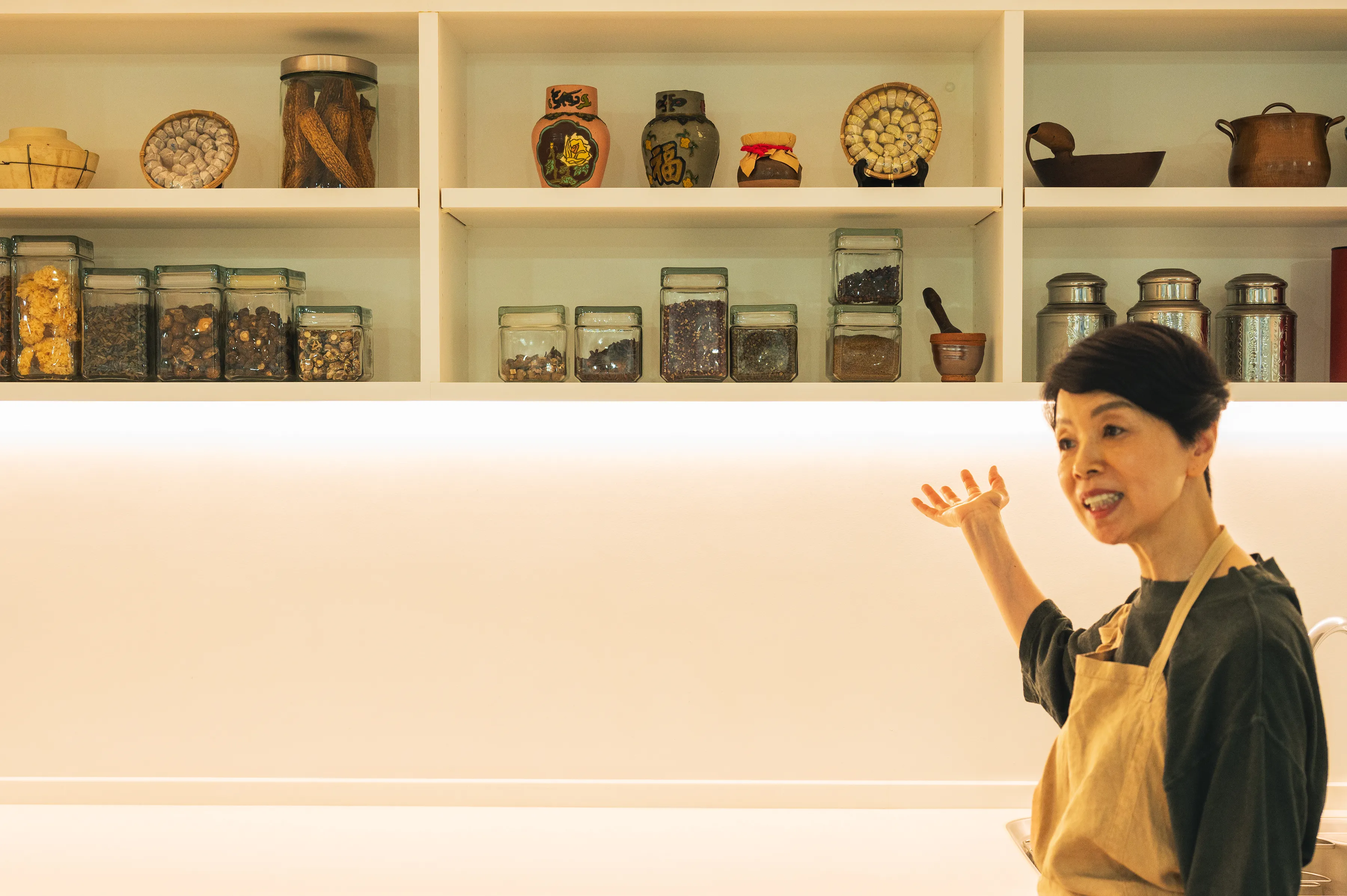 スパイスをガラス瓶にストックした棚