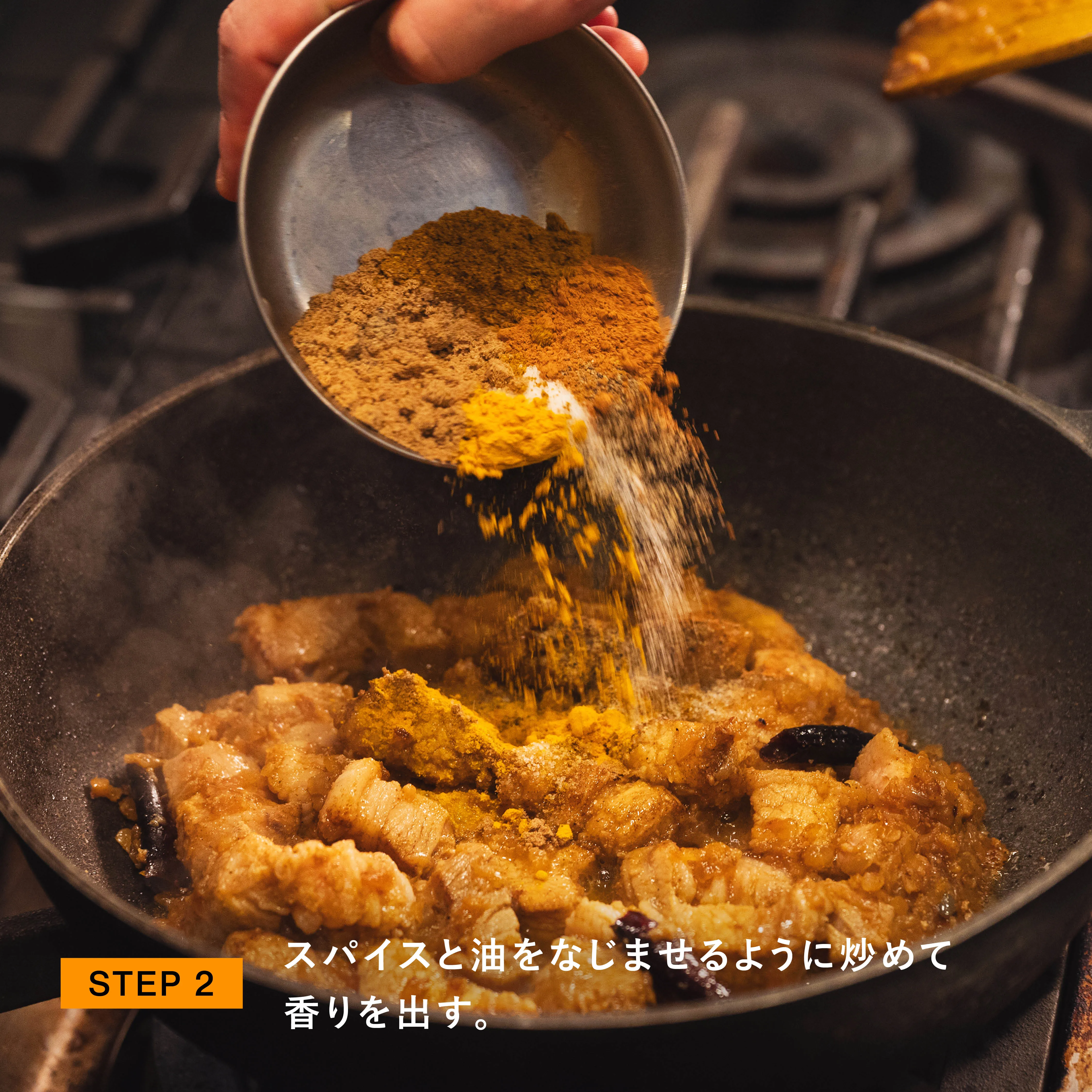 屋内, テーブル, 食品, 座る が含まれている画像